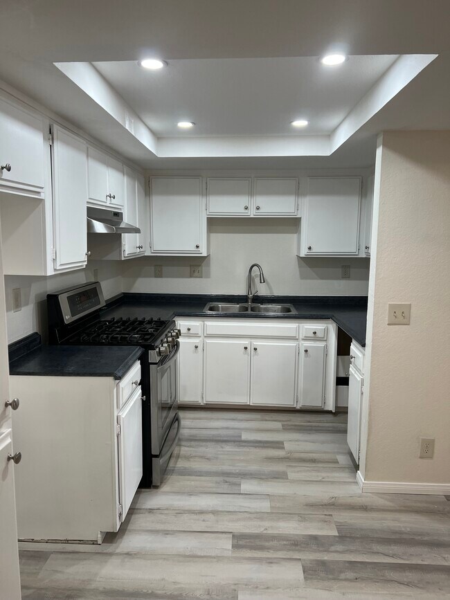 Kitchen - 44200 Kingtree Ave
