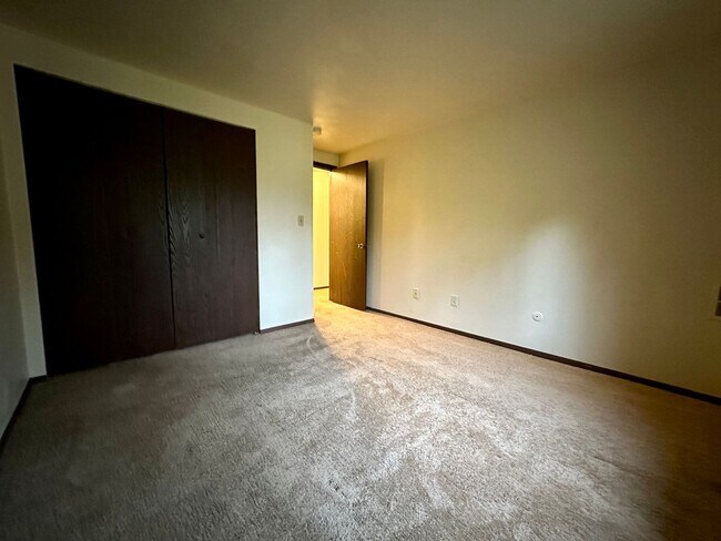 Foto del edificio - Beautiful One Bedroom Apartment with A/C, Parking & On-Site Laundry! Call Today!