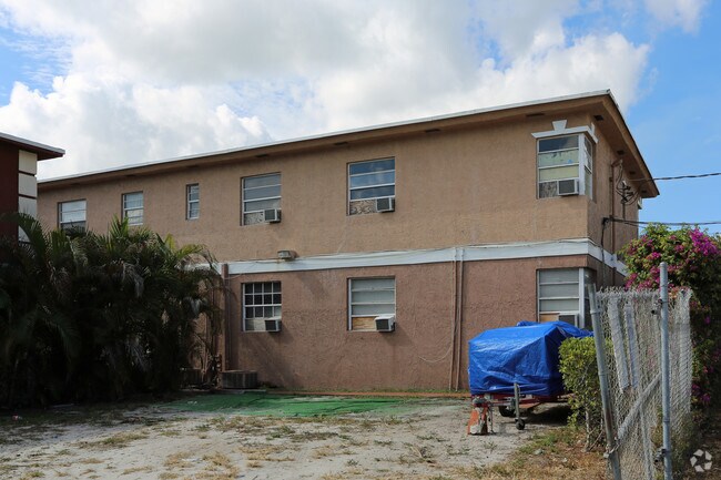 Building Photo - 800 N Sapodilla Ave