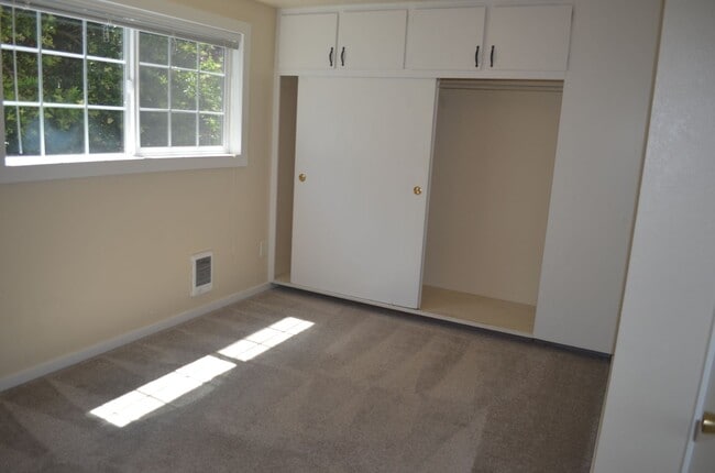 Building Photo - Charming Duplex in Prime Ballard-Fremont Location