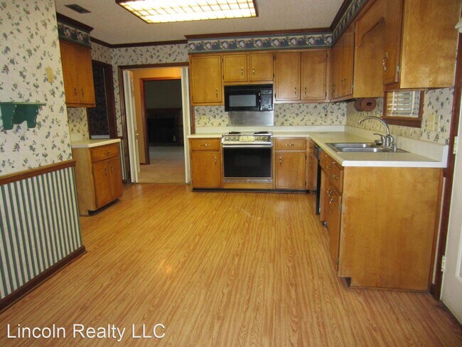 Building Photo - 3 br, 2 bath House - 8 Brentwood Place