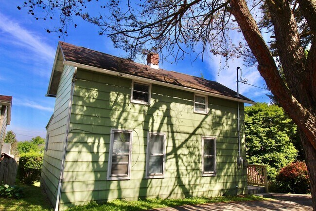 Foto del edificio - 1 br, 1 bath House - 442 Center Street