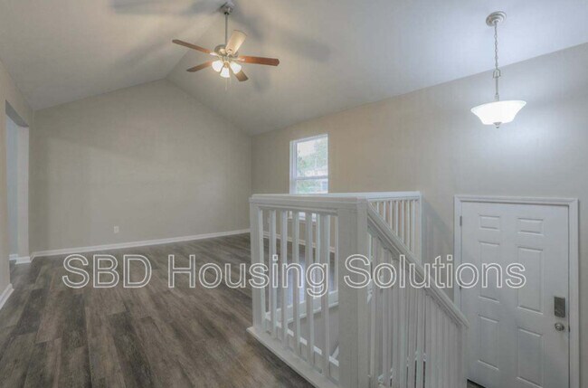 Building Photo - 10325 Smalley Ave