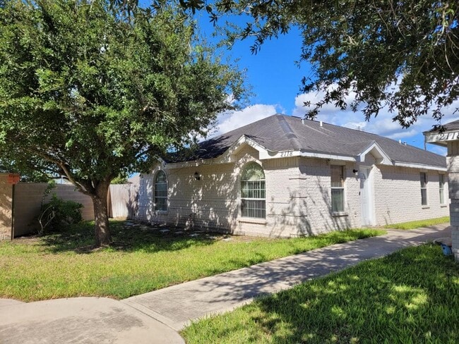 Building Photo - 2118 Aruba Dr