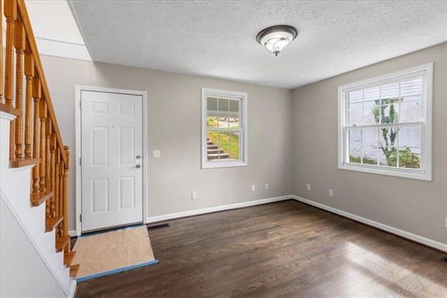 Building Photo - Radford, 3 BR / 2 BA, Available NOW