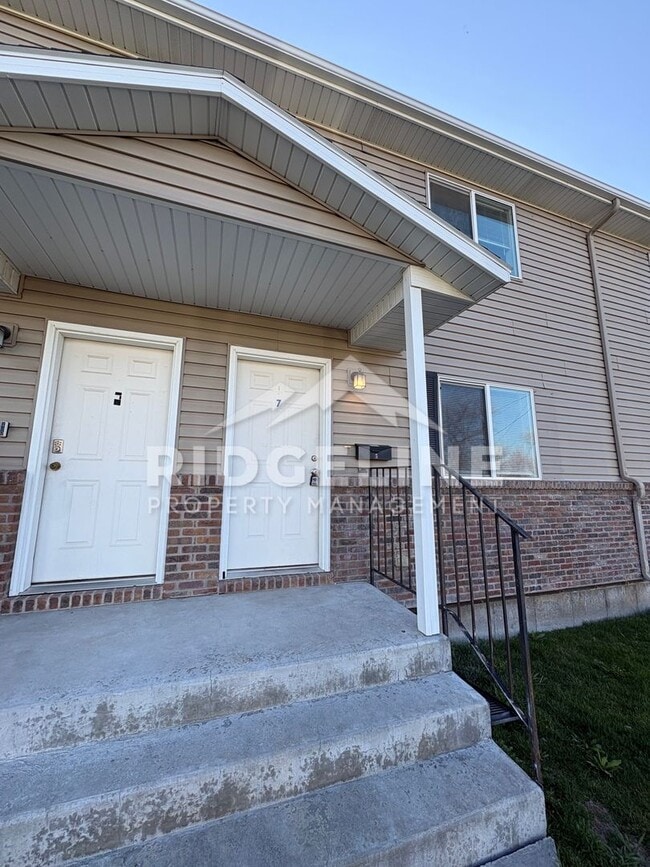 Building Photo - 345 S Byron Ave