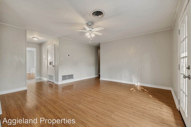 Building Photo - 4 br, 2 bath House - 1313 Leacrest