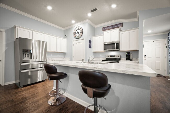 Foto del edificio - Spacious 4-Bedroom Home with Fenced Yard & Community Amenities – Available June 30th!