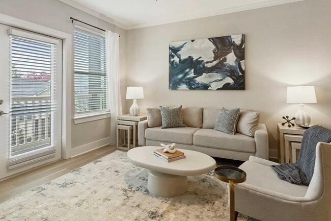 Grandes ventanas y molduras de corona. - Artisan Station Apartments