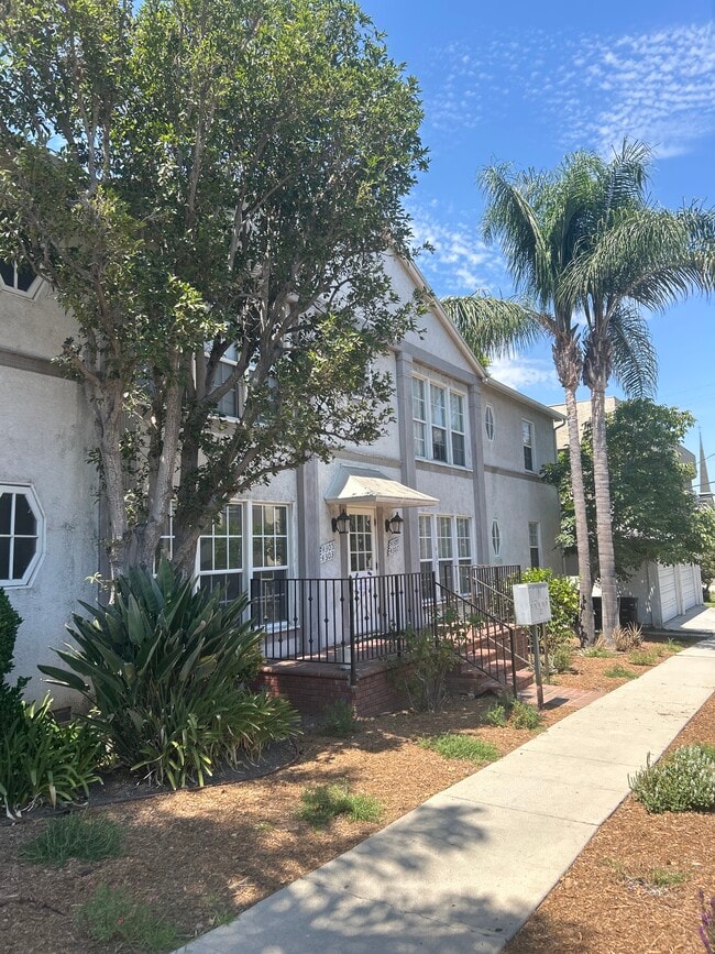 Building Photo - 4303 Beverly Glen Blvd
