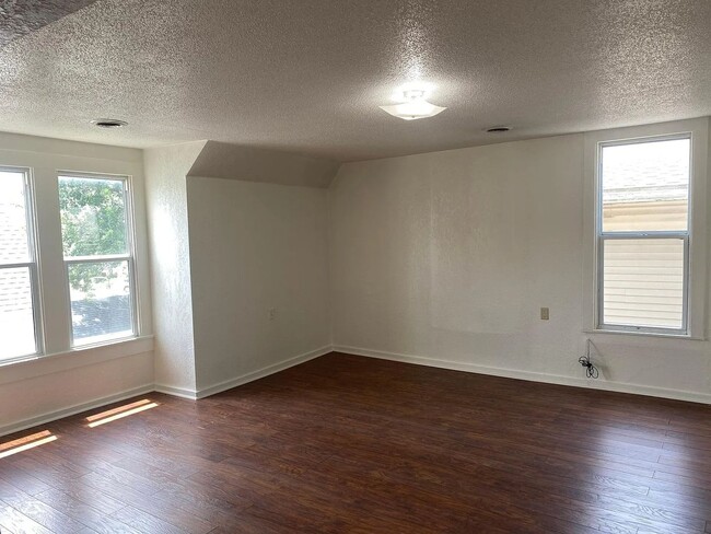 Building Photo - 404 S Marion St