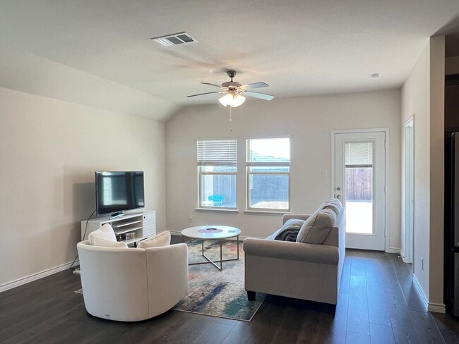 Building Photo - Calm Springs