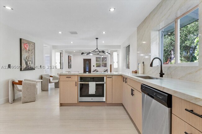 Foto del edificio - 117 NE 48th St