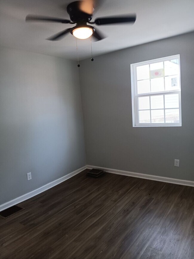 Building Photo - Newly Renovated Home in Quite Neighborhood