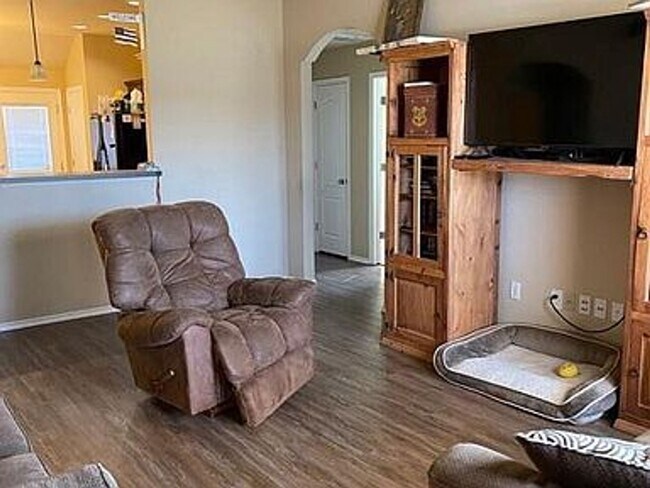 Building Photo - Charming Mustang Home with Garage, Fenced ...