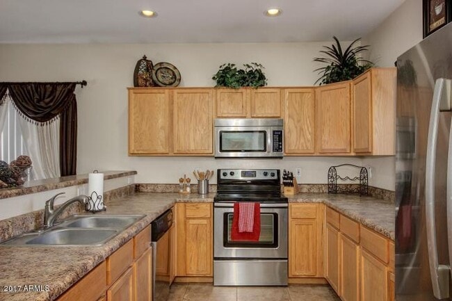 Building Photo - 934 E Madeline Dr