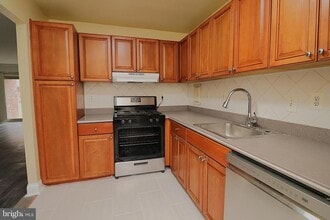 Building Photo - 6010 Westchester Park Dr