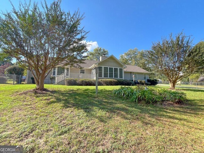 Building Photo - 500 Holly Dr