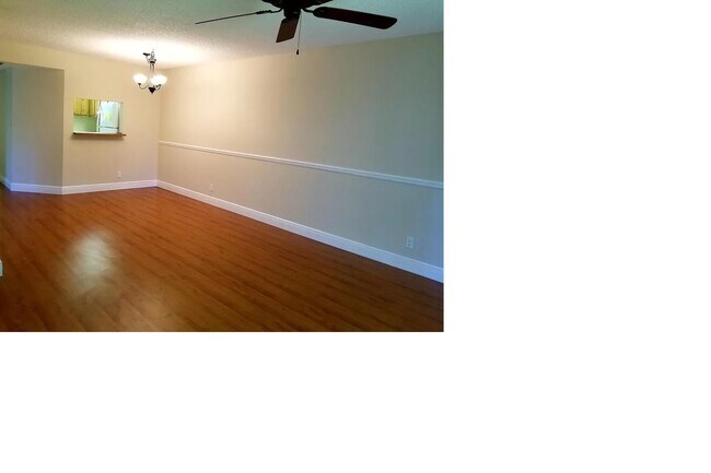 Foto del edificio - 21894 Lake Forest Cir