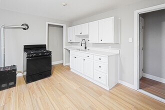 Building Photo - 168 Lunenburg St