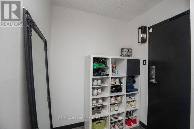 Building Photo - 71 Vanier Dr