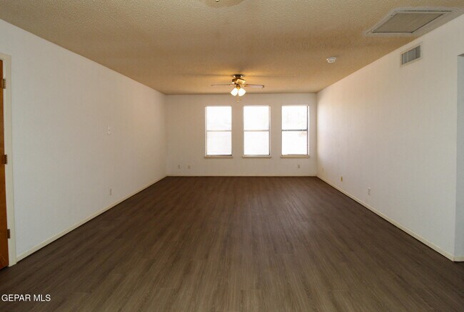 Foto del edificio - 7465 Stoney Hill Dr