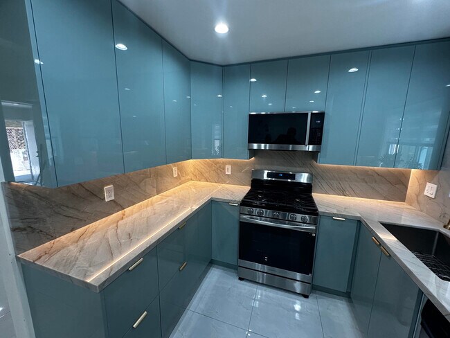 Foto del edificio - 7432 Hazeltine Ave