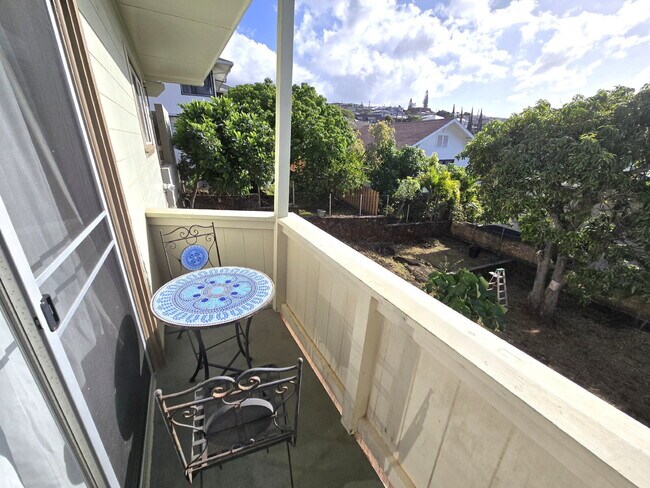Building Photo - Downstairs unit of House - 2br/1ba/1pkg Kaimuki area