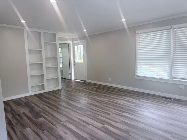 Building Photo - 2 bedroom, 1 bath, large back yard