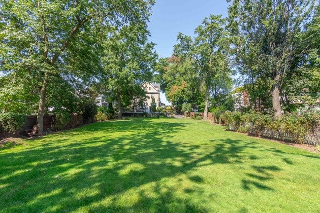Building Photo - 356 Carteret Pl
