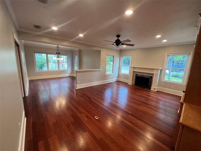 Building Photo - 811 E 46th St
