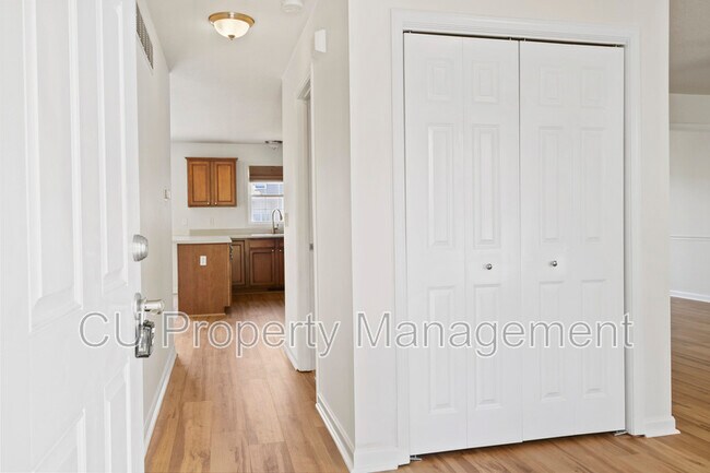 Foto del edificio - 819 Bluegrass Ln