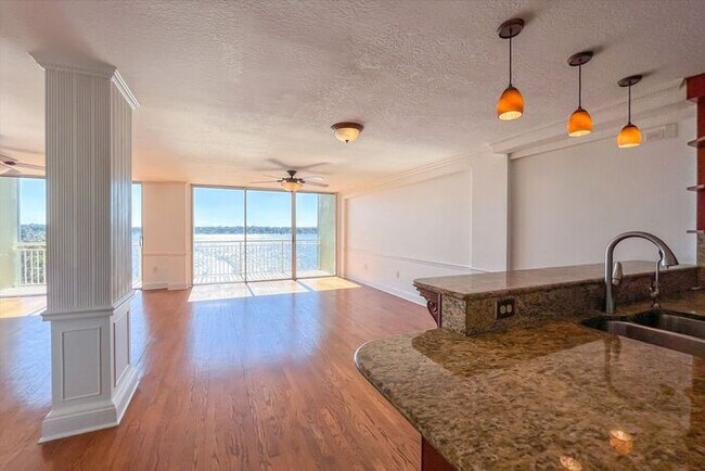 Building Photo - Beautiful Waterfront 3/2.5 Lake Virginia C...