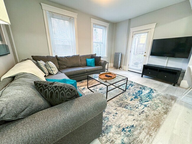 Building Photo - Amazing 3 bed 2 baths in Brookline.... MAY MOVE IN