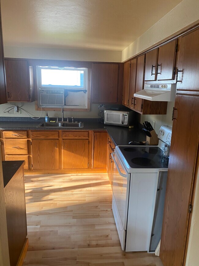 Foto del edificio - 525 S Railroad St