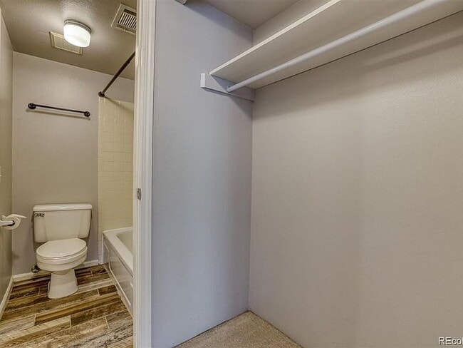 Foto del edificio - 6400 S Dayton St