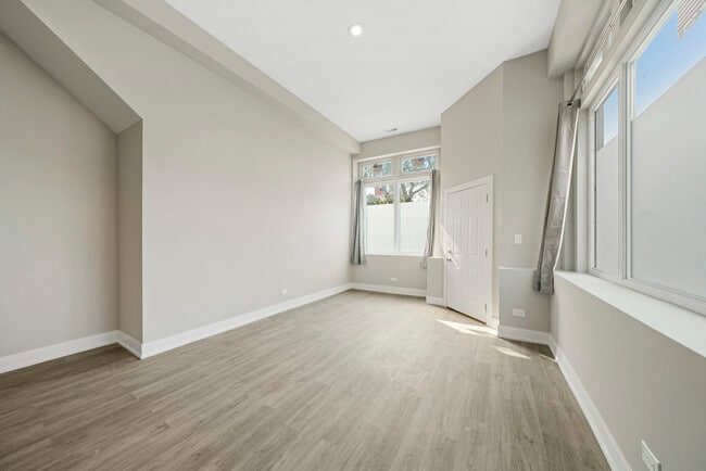 Building Photo - 3856 W Diversey Ave