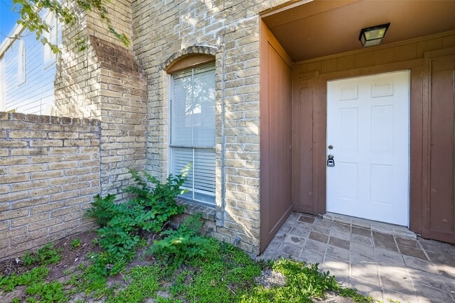 Foto del edificio - 8646 Maplecrest Dr