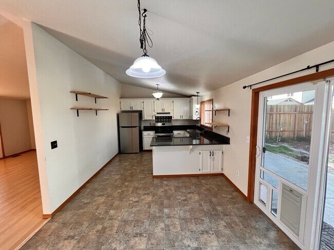 Foto del edificio - 3Bed 2Bath Single Level Avail. April 7th Move-In