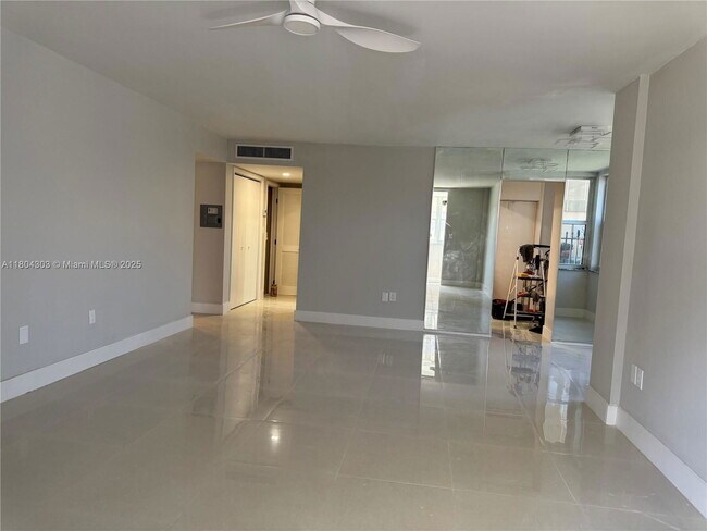 Building Photo - 16450 Miami Dr