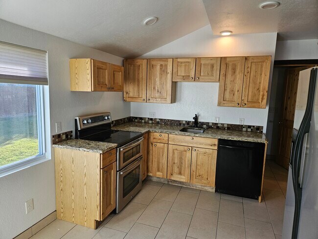 Granite counter tops - 721 Dahlia Ave