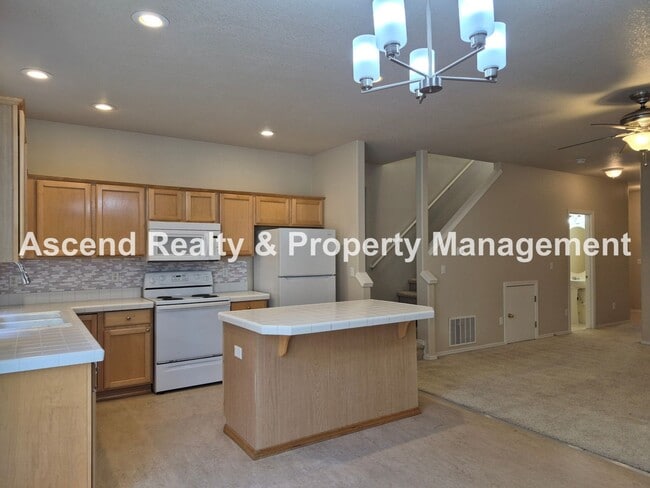 Building Photo - Beaverton Convenience with Central AC & Attached Garage  Minutes to MAX, Costco, Nike & Parks 1 o...