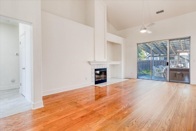 Foto del edificio - 1810 Crestwood Ave