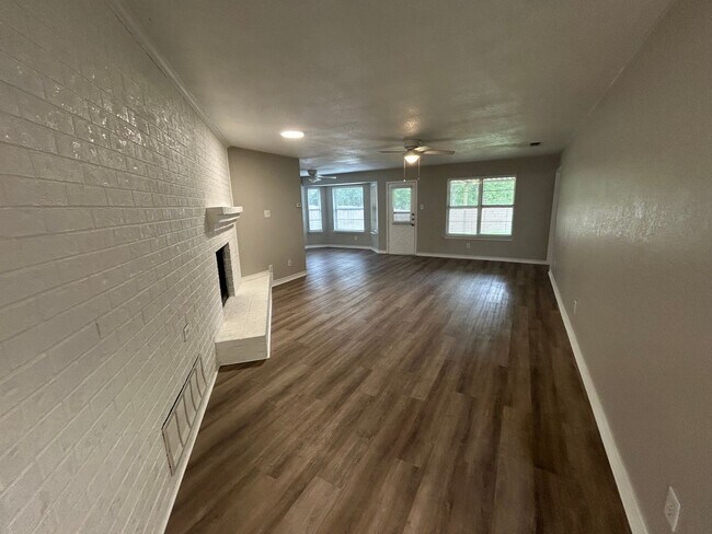 Building Photo - 1900 Sq Feet of Living Space