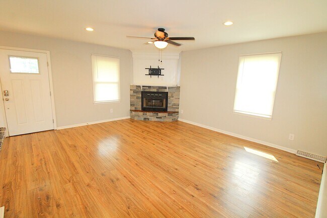 Foto del edificio - Remodeled 2 Bedroom with a covered porch!