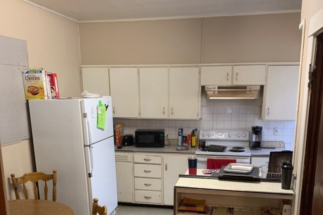 Eat-in kitchen - 1409 Main St