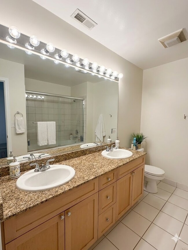 Building Photo - 1735 W Diversey Pkwy