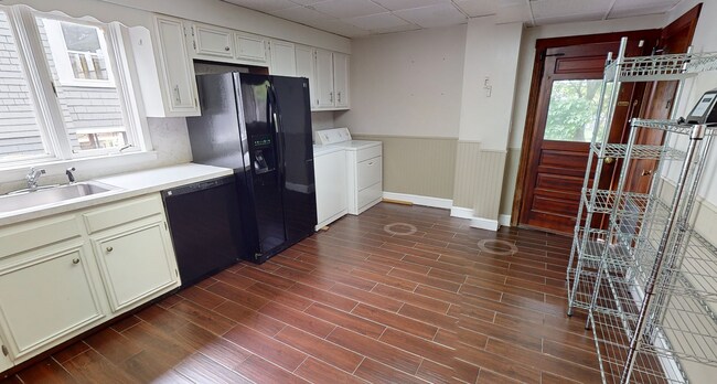 Building Photo - 6/1/26 Tufts area renovated 4BR apartment,...