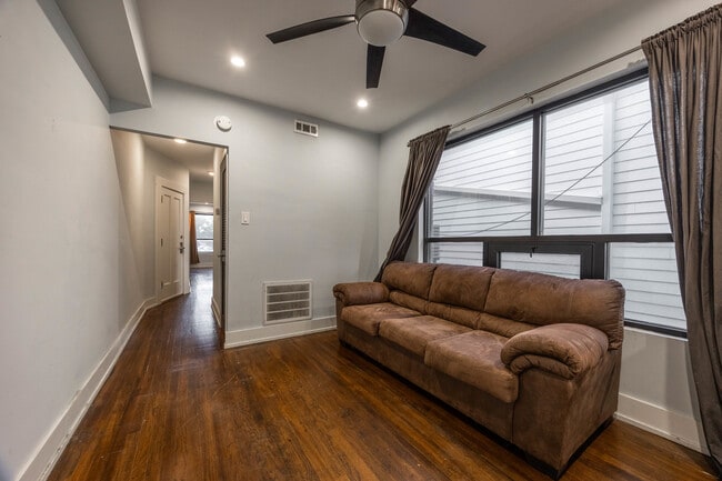 Foto del edificio - 3716 W Belmont Ave