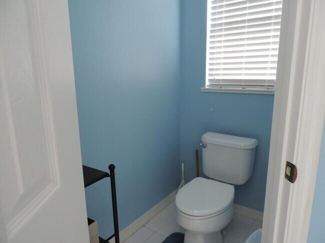 Baño principal con puerta privada - 3371 Freedom Ave
